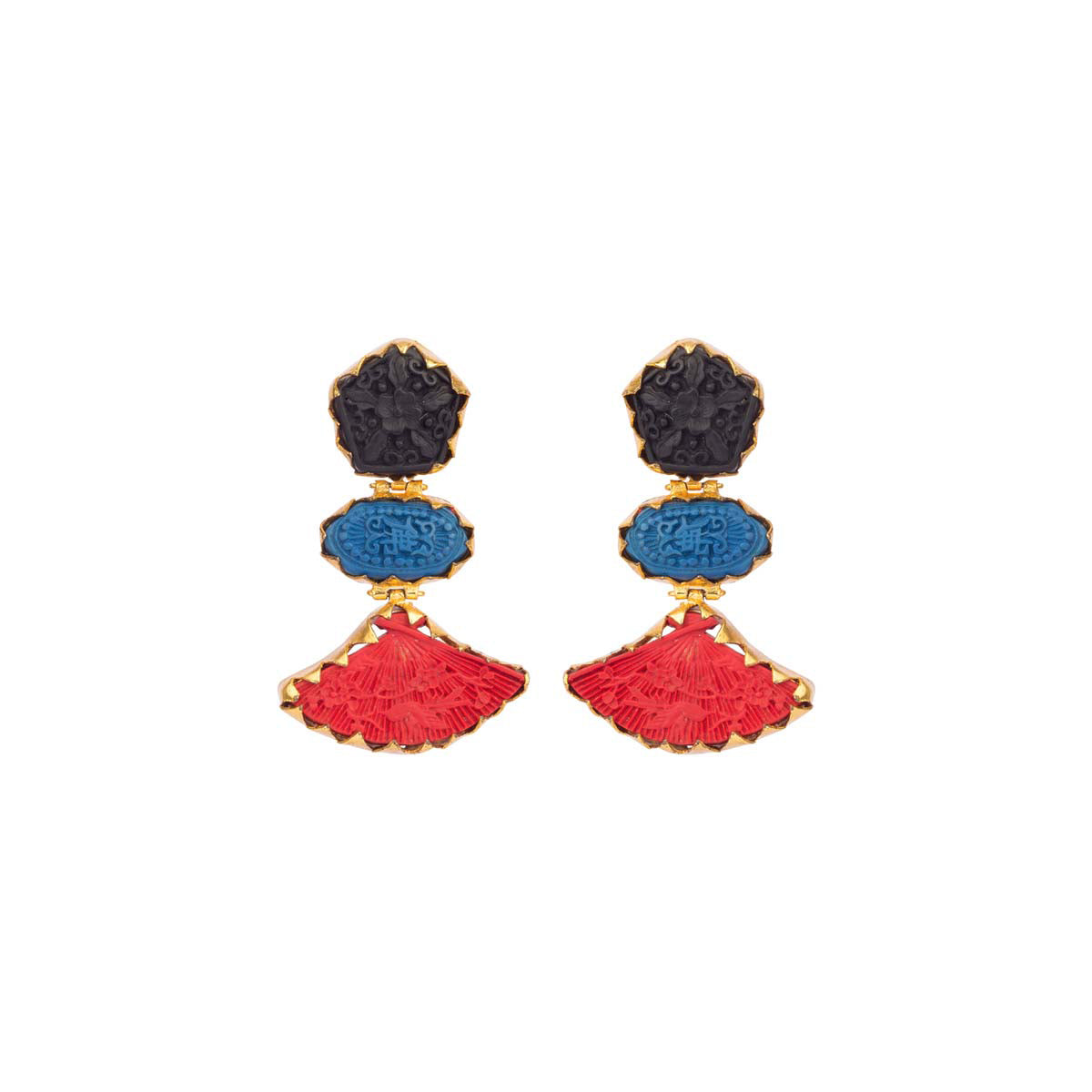 These tiered tri-colour earrings with engraved filigree are casual and carefree as they are classic and cool.