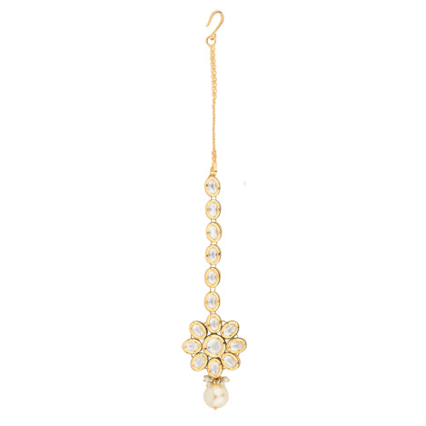 This simple yet striking uncut maang tikka is made of kundan with a pearl drop set in the mixed metal alloy.
